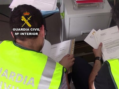 Agentes de la Guardia Civil revisan documentación intervenida en  2016 a la trama financiera desmantelada ahora por segunda vez.
