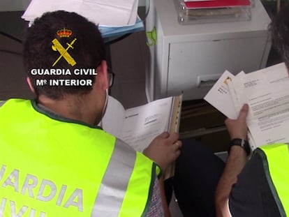 Agentes de la Guardia Civil revisan documentación intervenida en 2016 a la trama financiera desmantelada ahora por segunda vez.
