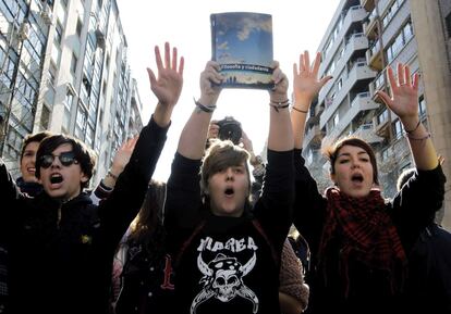 El motivo del conflicto, los recortes en enseñanza. El Gobierno popular de Alberto Fabra aprobó un decreto el miércoles en el que, entre otras medidas, recorta el salario de los 55.000 docentes de la red educativa pública. Los 1.200 colegios e institutos públicos valencianos no cobran la subvención para su funcionamiento desde hace ocho meses.