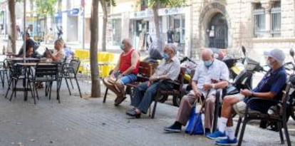 Vecinos del Carmel, en una calle del barrio, verano de 2020.