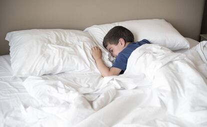 Un niño duerme la siesta en Lisboa.