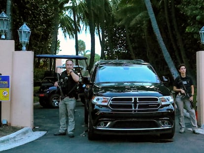 Agentes del servicio secreto, en las puertas de Mar-a-Lago, la mansión de Trump en Palm Beach (Florida), al día siguiente del registro.