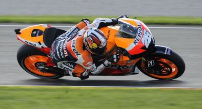 Dani Pedrosa rueda en el circuito de Cheste. 