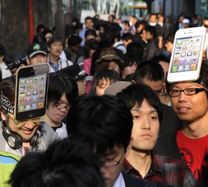 Colas en Tokio para comprar el iPhone 4S.