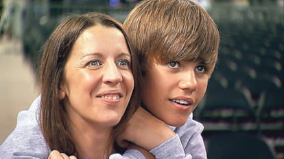 <b>Justin Bieber con su madre, Pattie Mallette, de 35 años, que se divorció del padre de la estrella a los 10 meses de su nacimiento, época en la que abrazó el cristianismo después de una juventud salvaje</b>
<b>Fans de Justin Bieber en el estreno de su película en Londres.</b>