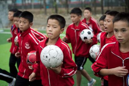 China está invirtiendo enormemente en la formación futbolística y ha prometido llegar a los 50 millones de jugadores en edad escolar para el año 2020. En la imagen, estudiantes asisten a una clase prática de fútbol en la escuela de artes marciales Tagou, en Dengfeng (China).