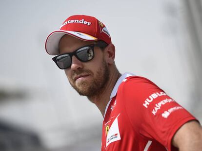 El piloto de Fórmula 1 Sebastian Vettel con el nuevo modelo que Ray-Ban ha creado junto a Ferrari.