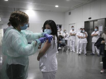 Vacunació del personal de l'Hospital de Sant Pau.