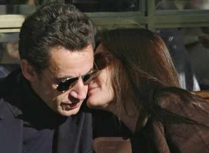 Carla Bruni besa a Sarkozy en una terraza al día siguiente de su boda.