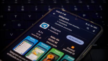 Un teléfono móvil con la aplicación de Telegram pendiente de actualización.