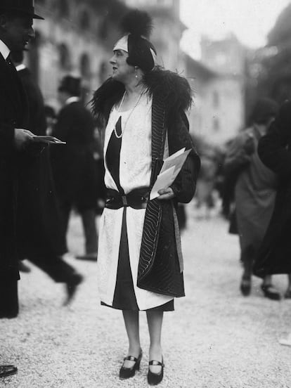 La princesa de Faucigny con un abrigo de Lanvin, cinturón de cuero en la cadera y collar de perlas.