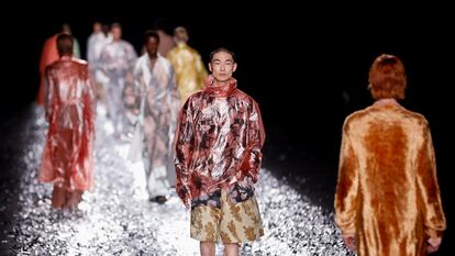 Models present creations by designer Dries Van Noten as part of his Menswear ready-to-wear Spring Summer 2025 collection show during Men's Fashion Week in Paris, France, June 22, 2024. REUTERS/Johanna Geron