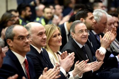 Laso, Cifuentes y Pérez aplauden un discurso durante el acto.