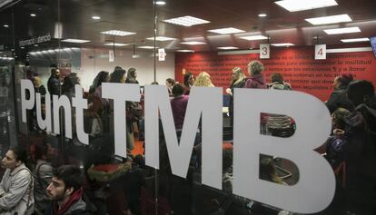 El punto de información de TMB del intercambiador de la Diagonal lleno de usuarios.