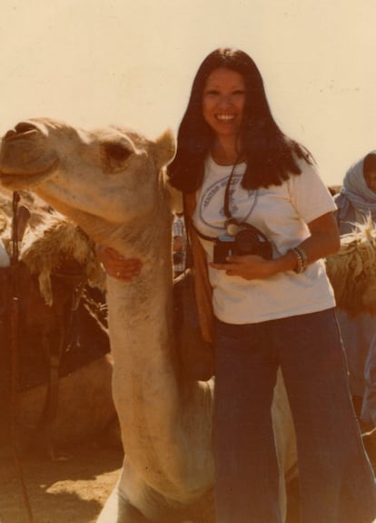 Sanmao posa con un camello en el Sáhara.