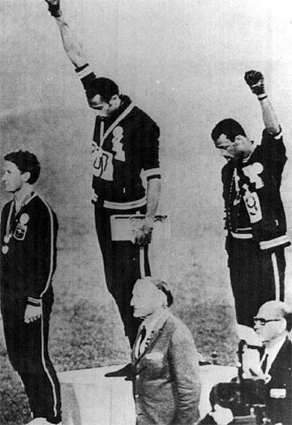 Pete Norman, primero a la izquierda, junto a Tommie Smith y John Carlos, en el podio de los 200 metros en México de 1968.