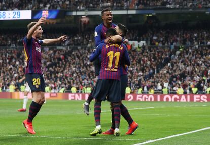 Los jugadores del Barcelona celebran el segundo gol del partido, anotado en propia puerta por el defensa del Real Madrid, Raphael Varane.