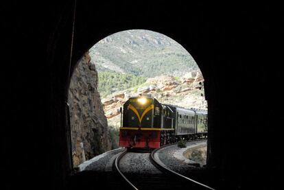 El Tren dels Llachs entrando en uno de los numerosos túneles de la ruta.
