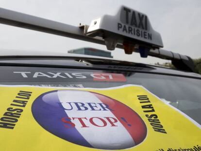 Imagen de archivo de un cartel contra Uber sobre un taxi de París.