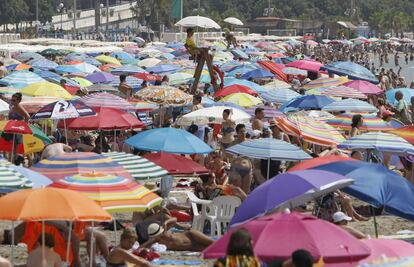 Vista general de la playa de El Postiguet a mediodía. La Comunitat Valenciana está en alerta naranja en la provincia de Valencia por valores de 39 grados en zonas del interior norte, y con aviso amarillo en la de Alicante por máximas de hasta 39 grados que se alcanzarán en el interior.
