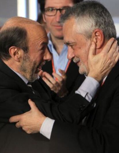 Rubalcaba y Griñán se abrazan en la clausura del congreso federal de febrero de 2012.
