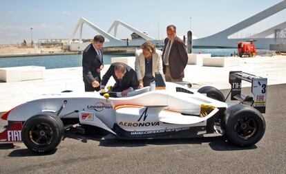 Jorge Martínez Aspar muestra a Francisco Camps, Rita Barberá y Fernando Roig un monoplaza en 2008 en Valencia.