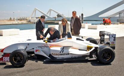 Jorge Mart&iacute;nez Aspar muestra a Francisco Camps, Rita Barber&aacute; y Fernando Roig un monoplaza en 2008 en Valencia.