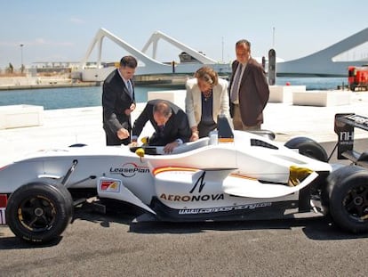 Jorge Mart&iacute;nez Aspar muestra a Francisco Camps, Rita Barber&aacute; y Fernando Roig un monoplaza en 2008 en Valencia.