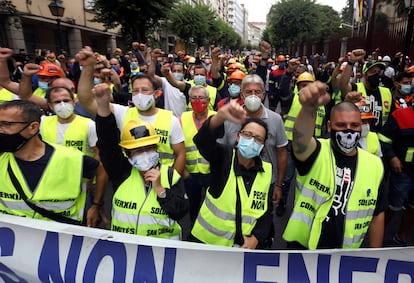 Trabajadores de Alcoa protestan en Santiago de Compostela por el cierre de la planta de San Cibrao.