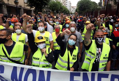 Trabajadores de Alcoa protestan en Santiago de Compostela por el cierre de la planta de San Cibrao.