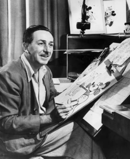 Walt Disney posa 'dibujando' a Mickey Mouse en marzo de 1955. |