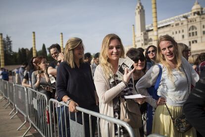 Una multitud va esperar el seu torn per assistir al concert de la cantant britànica.