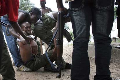 Un soldado leal a Bemba es evacuado por sus camaradas tras un tiroteo ocurrido ayer en Kinshasa.