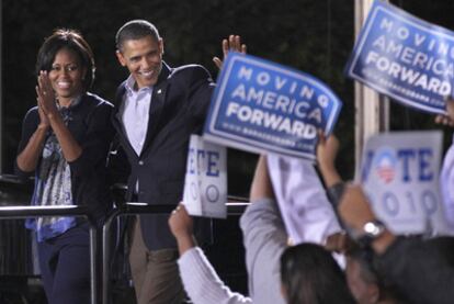 El presidente de EE UU, Barack Obama, y su esposa, Michelle, en un acto de campaña en Ohio.