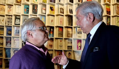 El periodista Juan Cruz, a la izquierda, conversa con el escritor Mario Vargas Llosa en la librería madrileña Rafael Alberti.