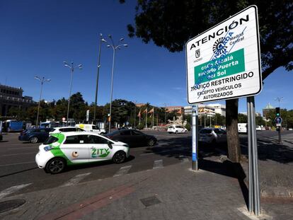 Un cartel anuncia la futura área restringida de Madrid Central junto a la plaza de Cibeles. 
 
 
 