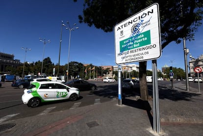 Un cartel anuncia la futura área restringida de Madrid Central junto a la plaza de Cibeles. 
 
 
 