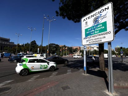 Un cartel anuncia la futura área restringida de Madrid Central junto a la plaza de Cibeles. 
 
 
 