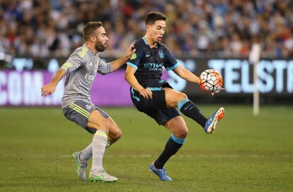 El francés Nasri controla el balón ante Carvajal.