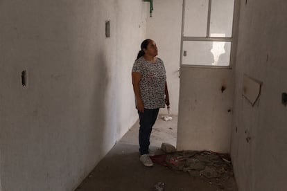 Algunos propietarios buscan resguardar sus viviendas ya saqueadas o piden a los residentes que se las cuiden.
