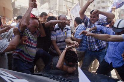 Un opositor de Morsi es golpeado por los partidarios del presidente egipcio en la ciudad de Damietta (Egipto), 3 de julio de 2013. El consejero de seguridad nacional del presidente egipcio Mohamed Mursi ha denunciado que hay un golpe de Estado militar en curso y ha advertido de que éste no puede triunfar contra la voluntad popular si no es con un considerable baño de sangre.