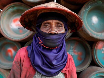 Una mujer recolecta cobre oxidado para revenderlo en Yakarta (Indonesia).