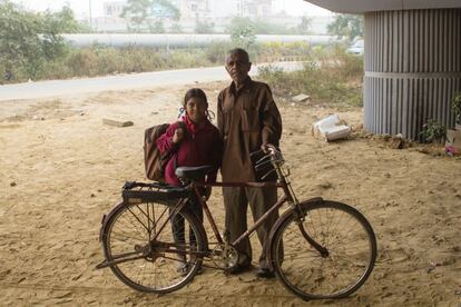 Lalita, de 11 años, va a clase en bicicleta. Conduce su padre, granjero que nunca tuvo la oportunidad de aprender a leer y escribir.