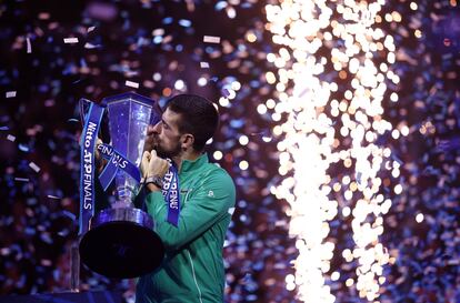 Djokovic besa el trofeo de campeón en el Pala Alpitour de Turín.