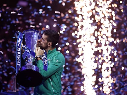 Djokovic besa el trofeo de campeón en el Pala Alpitour de Turín.