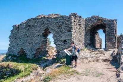 Ruinas del castillo de Verdera, cerca de Sant Pere de Rodes (Girona).