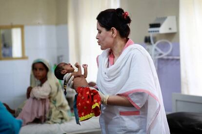 Un reci&eacute;n nacido en el hospital de Dera Murad Jamali (Pakist&aacute;n).