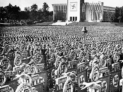 Cien mil soldados nazis, con estandartes, en Núremberg en 1936.