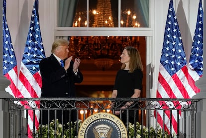 O presidente Donald Trump com a juíza Amy Coney Barrett, nesta segunda-feira, na Casa Branca.