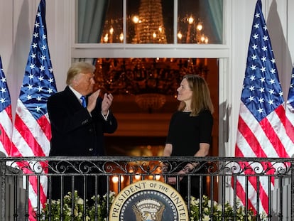 El presidente Trump, junto a la juez Amy Coney Barrett, este lunes en la Casa Blanca.